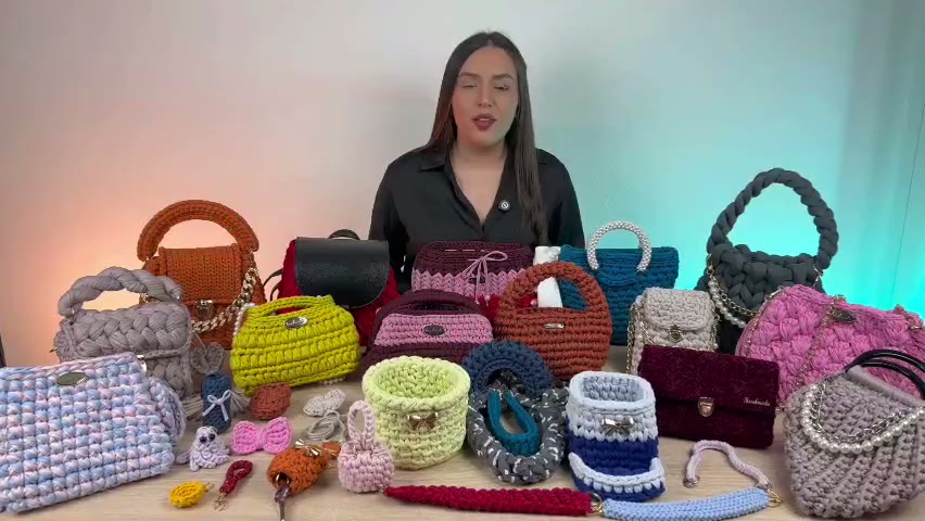 Profesora mostrando bolsos tejidos a crochet