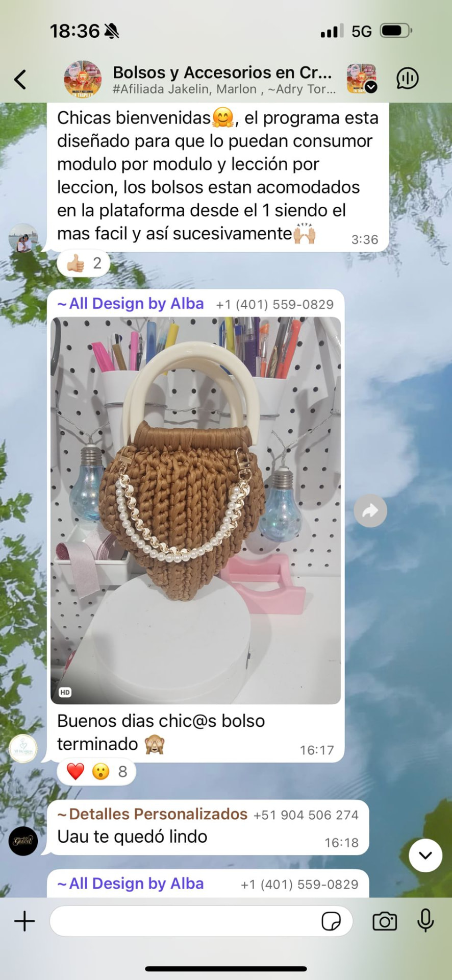 Alumna comparte su bolso color caramelo con asa de madera y perlas