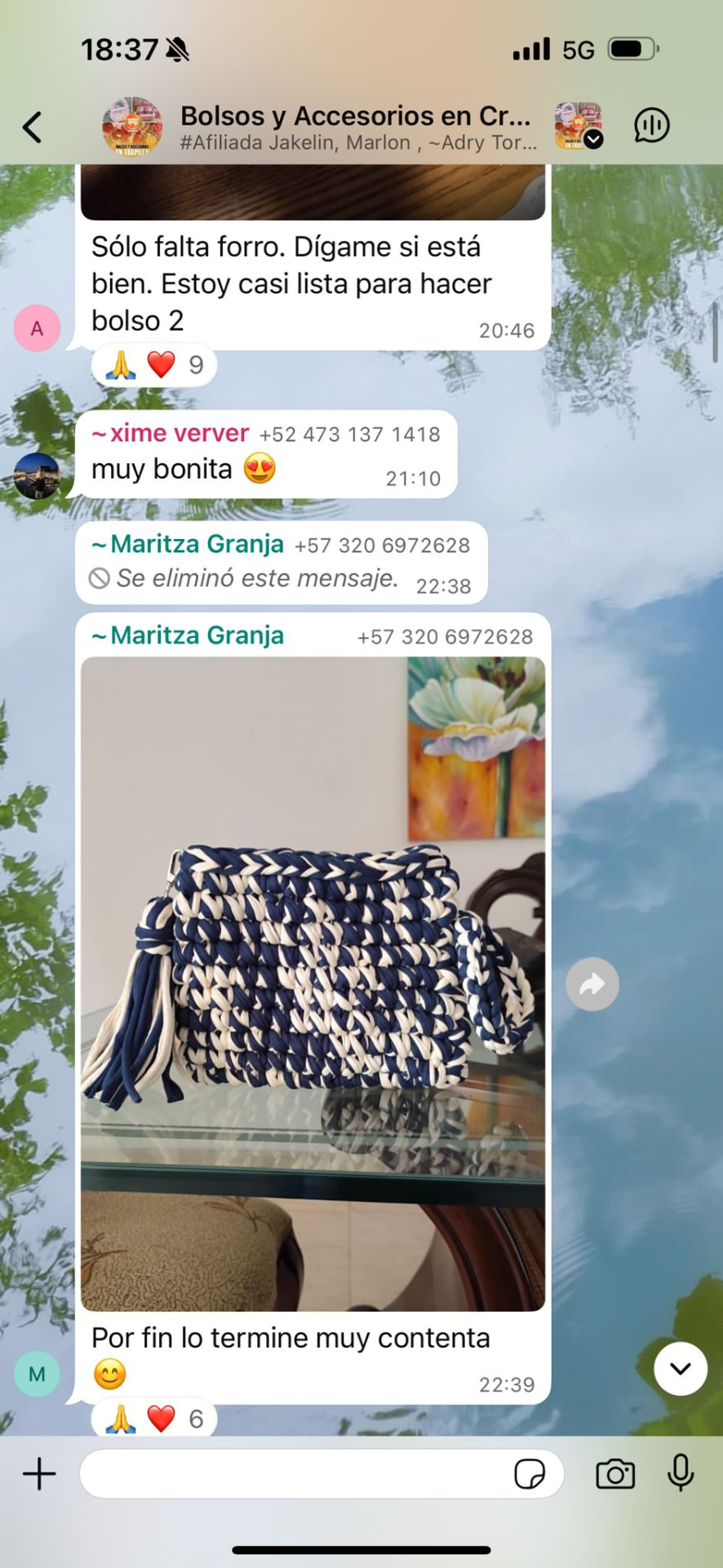 Alumna muestra por WhatsApp su bolso azul y crema terminado